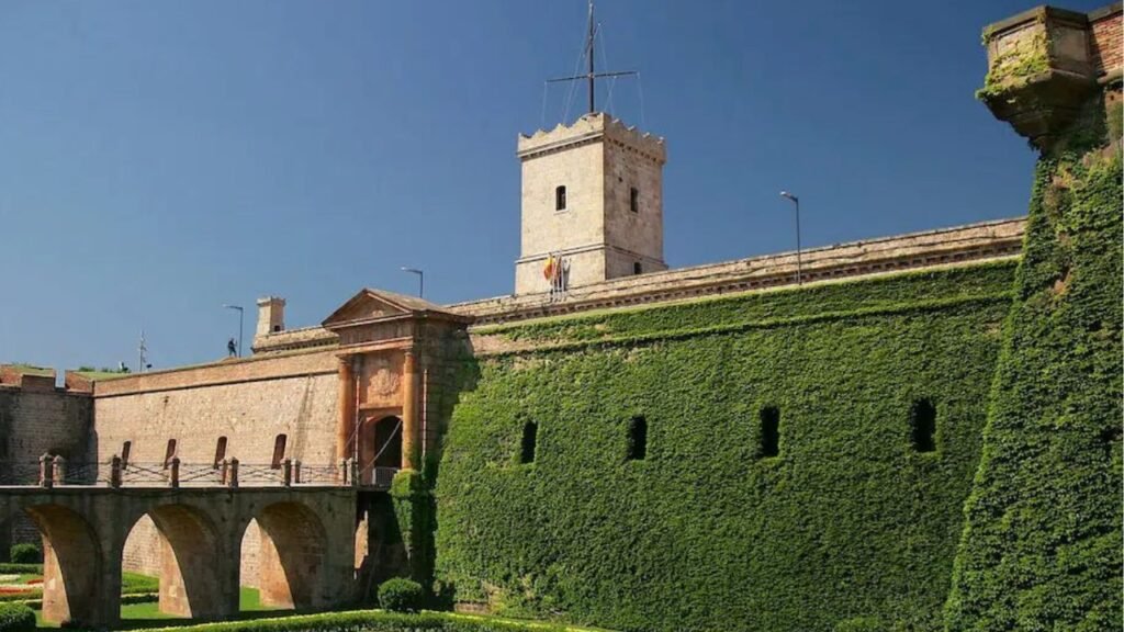 28 Lugares para Ver y Visitar en Barcelona y Qué Hacer en Ellos 8 Castillo-de-Montjuic
