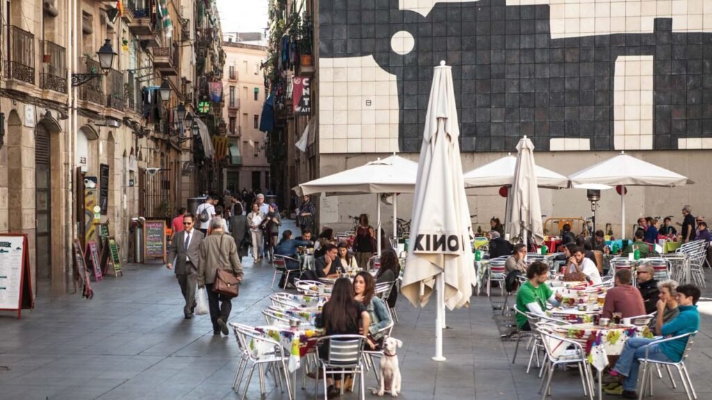 28 Lugares para Ver y Visitar en Barcelona y Qué Hacer en Ellos 14 el-raval-de-barcelona