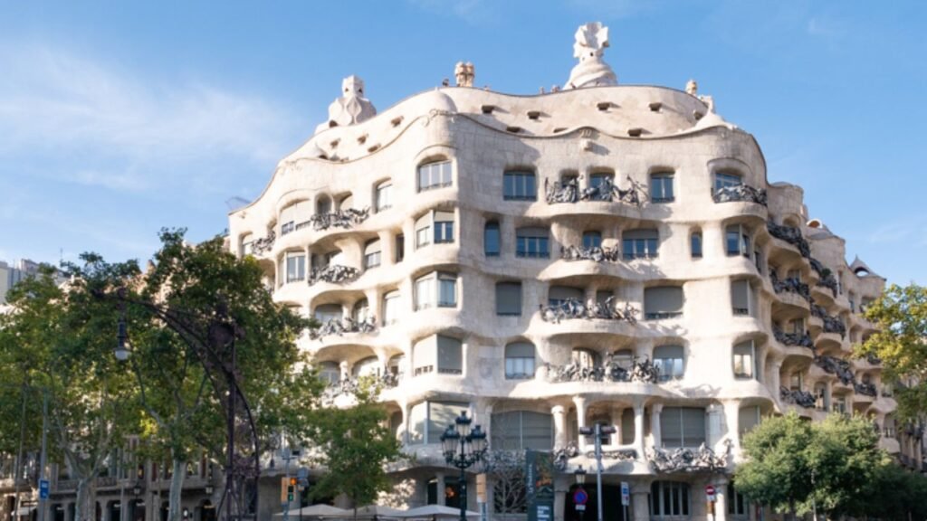 28 Lugares para Ver y Visitar en Barcelona y Qué Hacer en Ellos 12 la-pedrera-de-barcelona