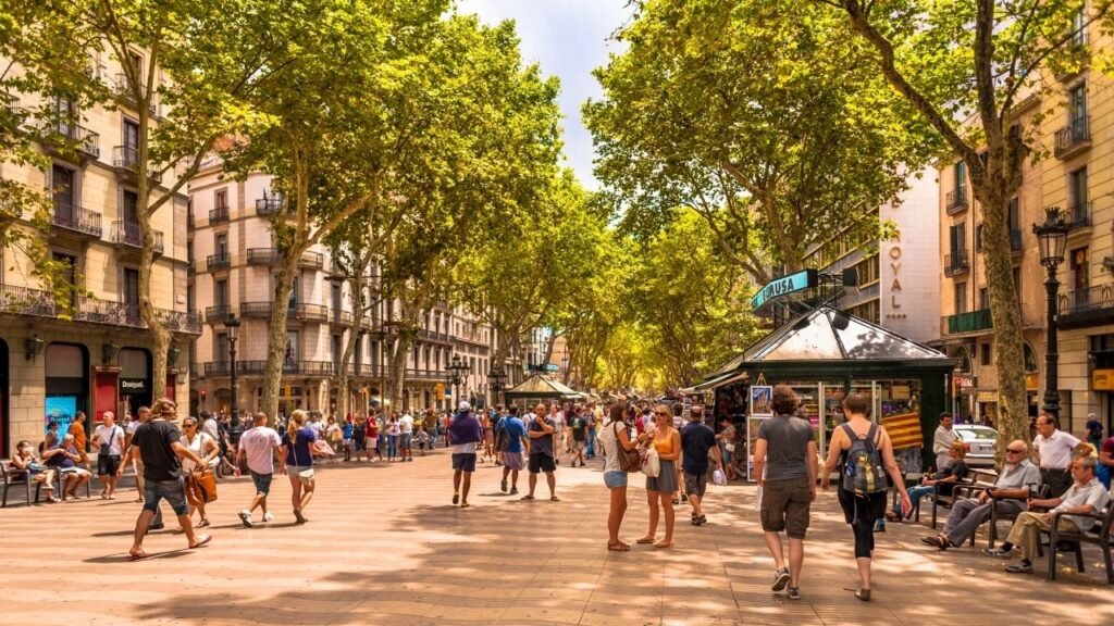28 Lugares para Ver y Visitar en Barcelona y Qué Hacer en Ellos 4 la-rambla-de-barcelona