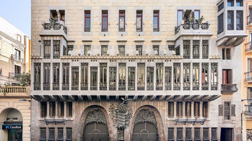 28 Lugares para Ver y Visitar en Barcelona y Qué Hacer en Ellos 20 palacio-guell-de-barcelona