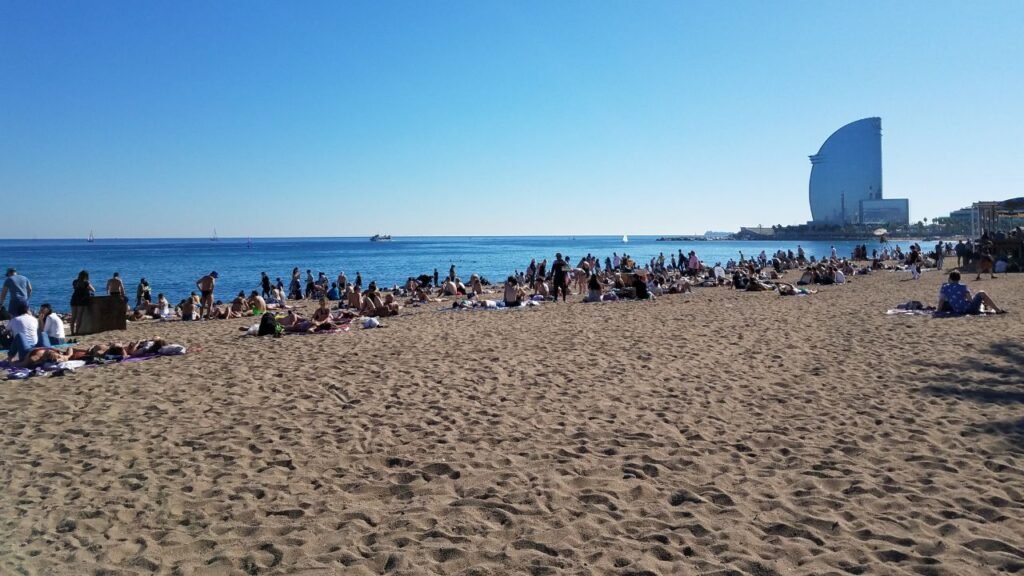 28 Lugares para Ver y Visitar en Barcelona y Qué Hacer en Ellos 10 playa-de-la-barceloneta-de-barcelona