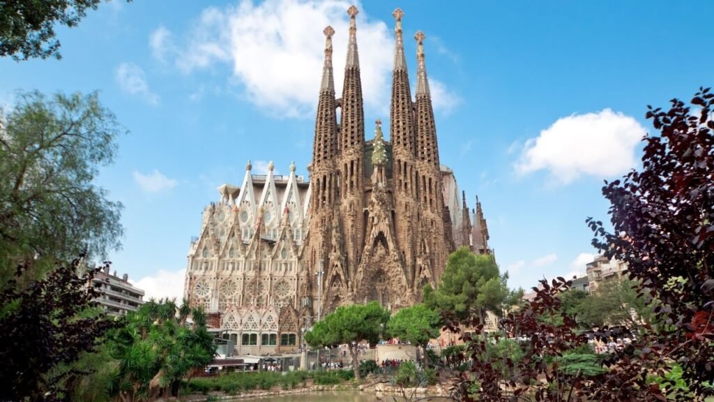 28 Lugares para Ver y Visitar en Barcelona y Qué Hacer en Ellos 2 sagrada-familia-de-barcelona