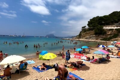 Explora la belleza natural de la Playa del Portet de Moraira: Tu guía completa de playas en la Costa Blanca 9