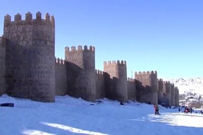 Descubre los encantadores pueblos de Ávila cubiertos de nieve 1